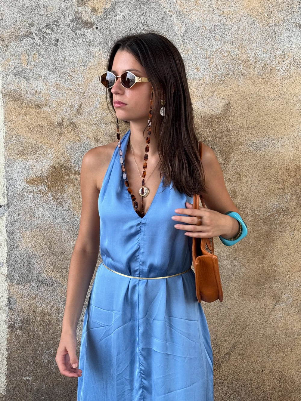 Joncs plaqué or et bijoux portés avec une robe bleue – OYA HUMANI