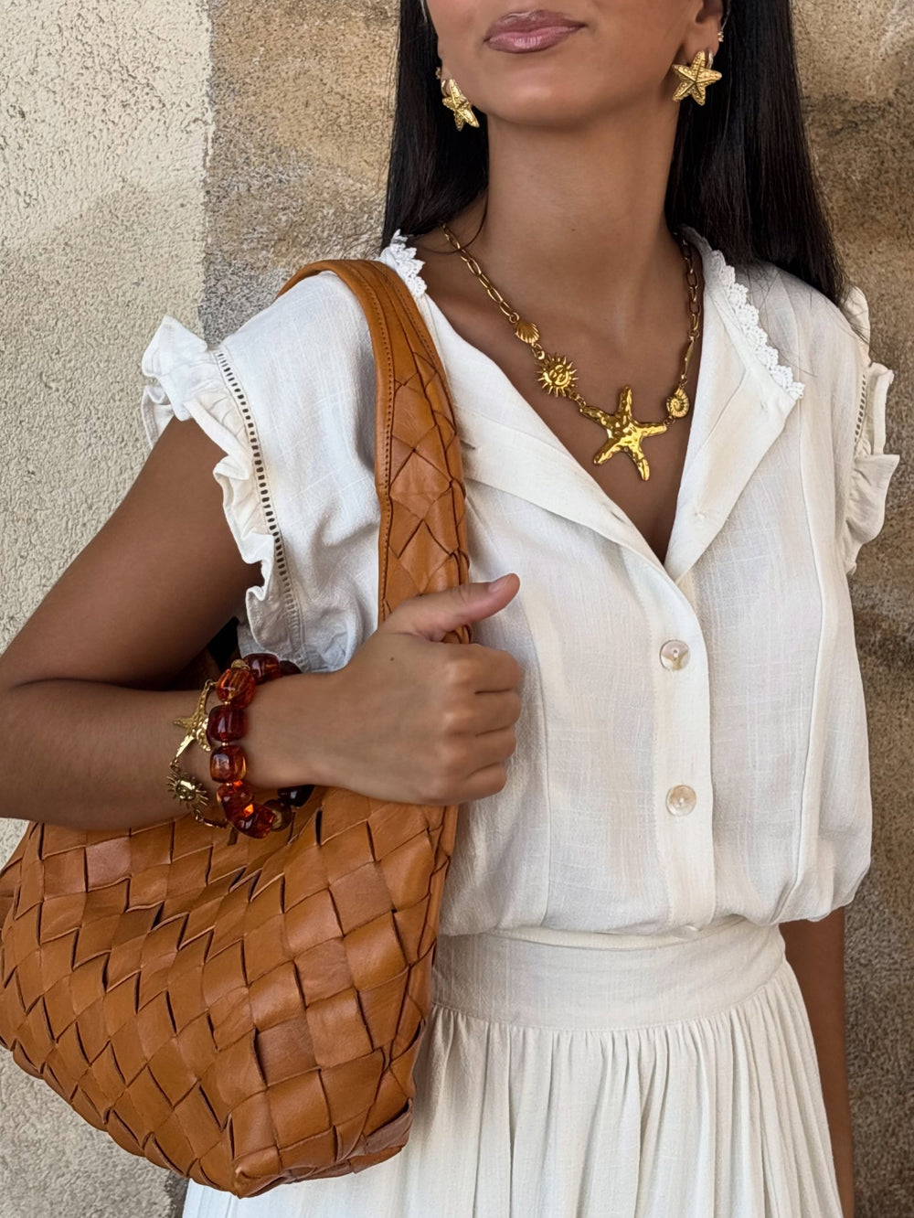 Sac en cuir et cannage porté avec une chemise blanche – OYA HUMANI