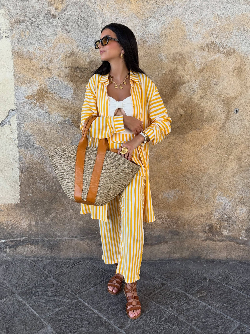 Sac fait main porté avec une tenue jaune à Antibes – OYA HUMANI