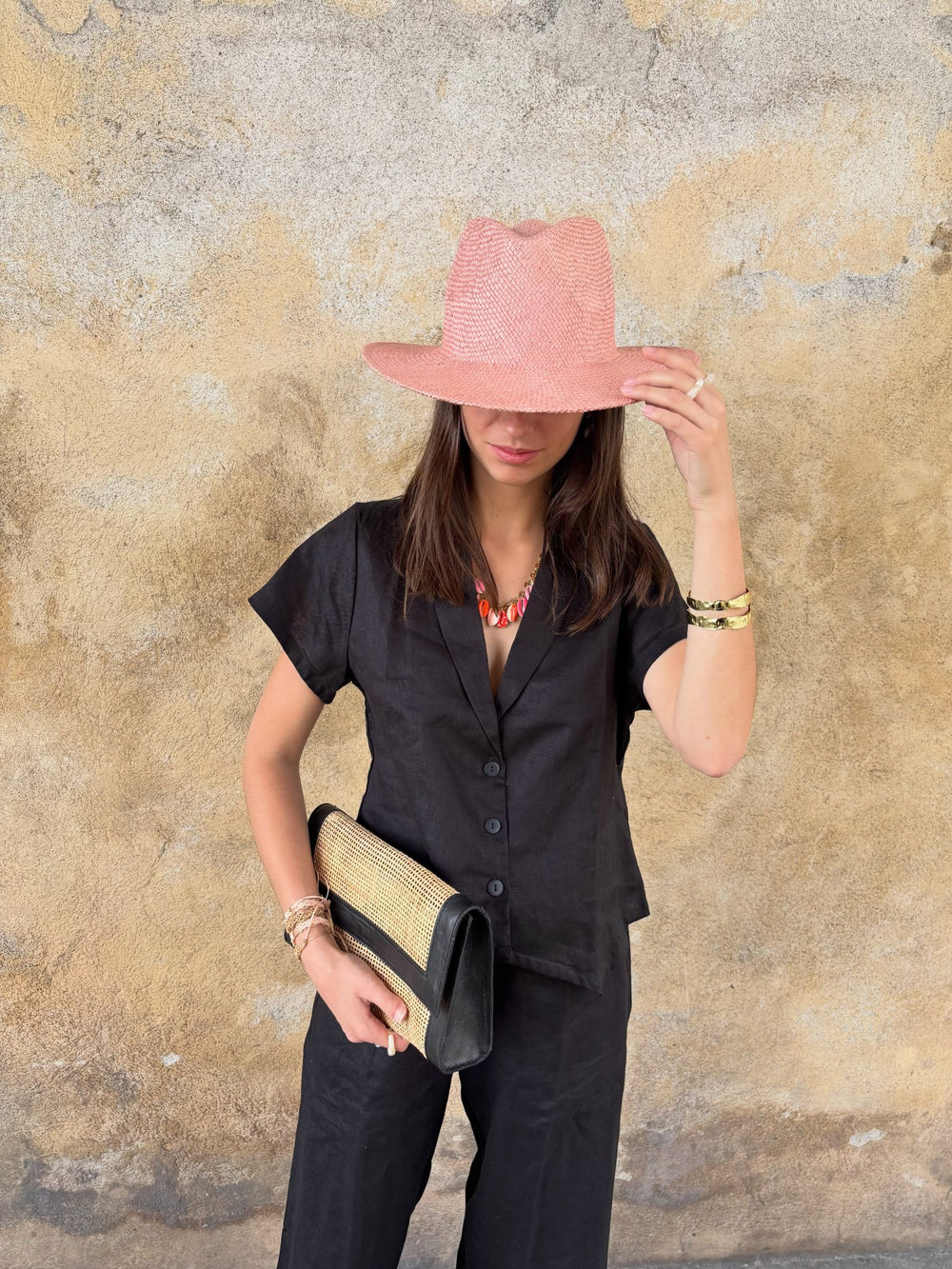 Pochette en cuir portée en soirée sur la Côte d’Azur – OYA HUMANI